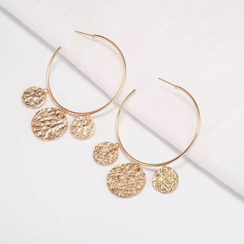 ⚜️[𝟯/$𝟮𝟴]⚜️Big Gold Coin Posh Hoop Earrings NEW - Picture 2 of 9
